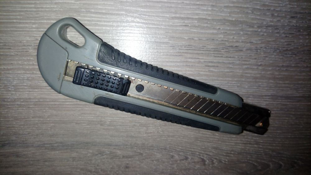 ніж канцелярський усилений