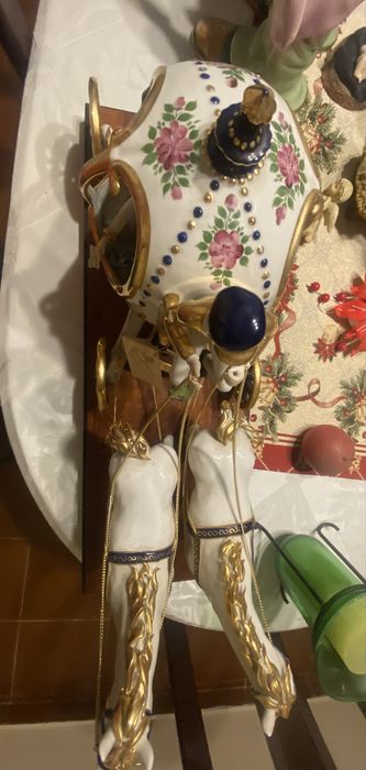 Carruagem com figuras em porcelana