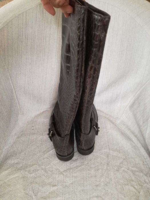 Botas cano alto até ao joelho salto raso em pele cobra castanho