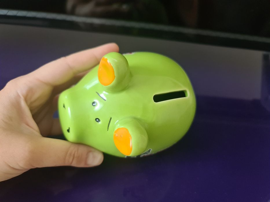 Świnka skarbonka na wino, kobitki i co ino