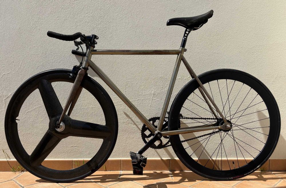 Custom Fixie DOSNOVENTA Barcelona + Wallmount