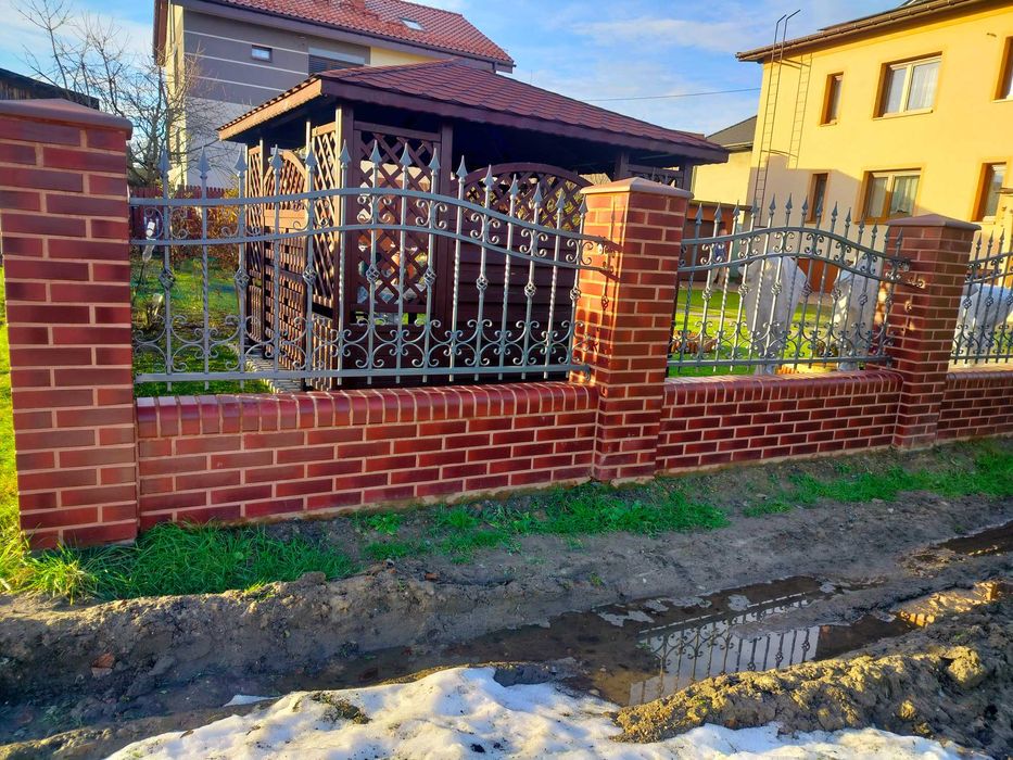 Ogrodzenia. Płoty, panel, siatka, murowane.