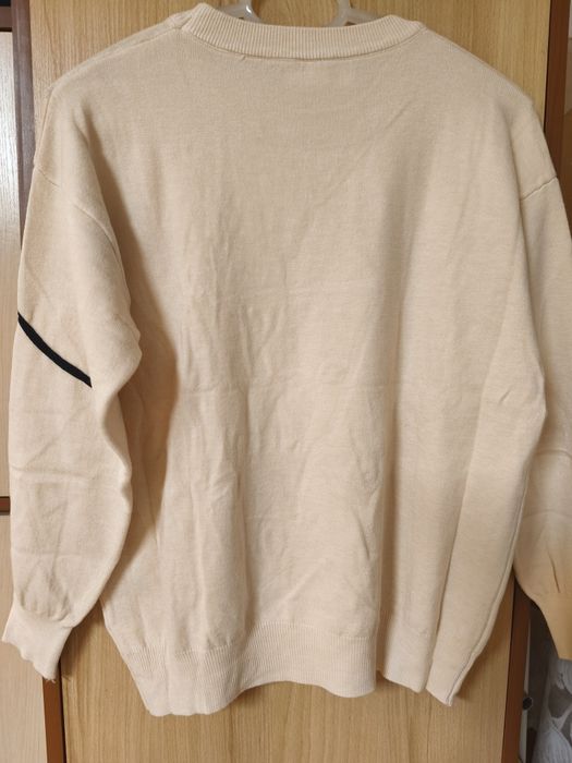 Sweter beżowy wyszywany wzór