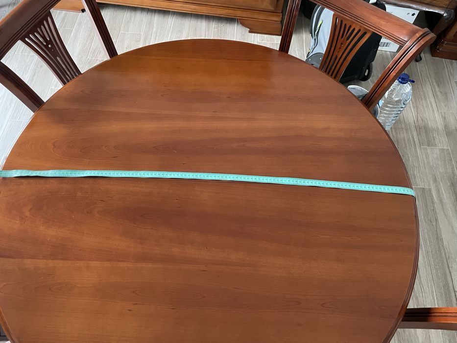 Mesa e 6 cadeiras em cerejeira. Estofadas recentemente , posso vender as cadeiras sem a mesa .