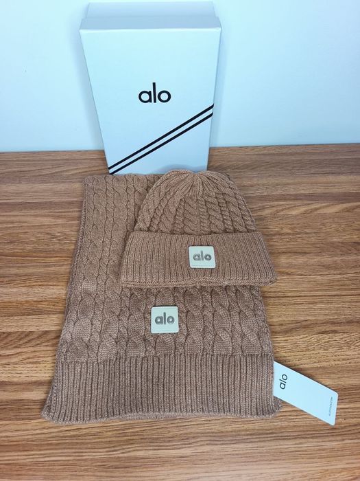 Beżowy zestaw Alo Yoga