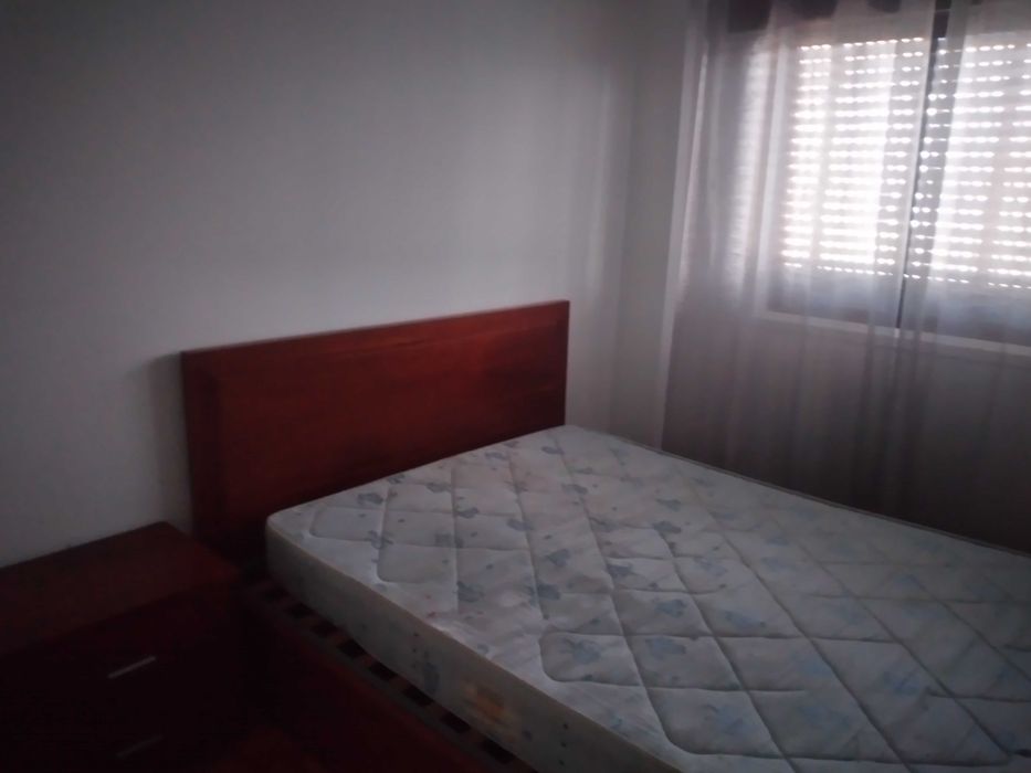 Arrenda-se quarto para solteiro/a