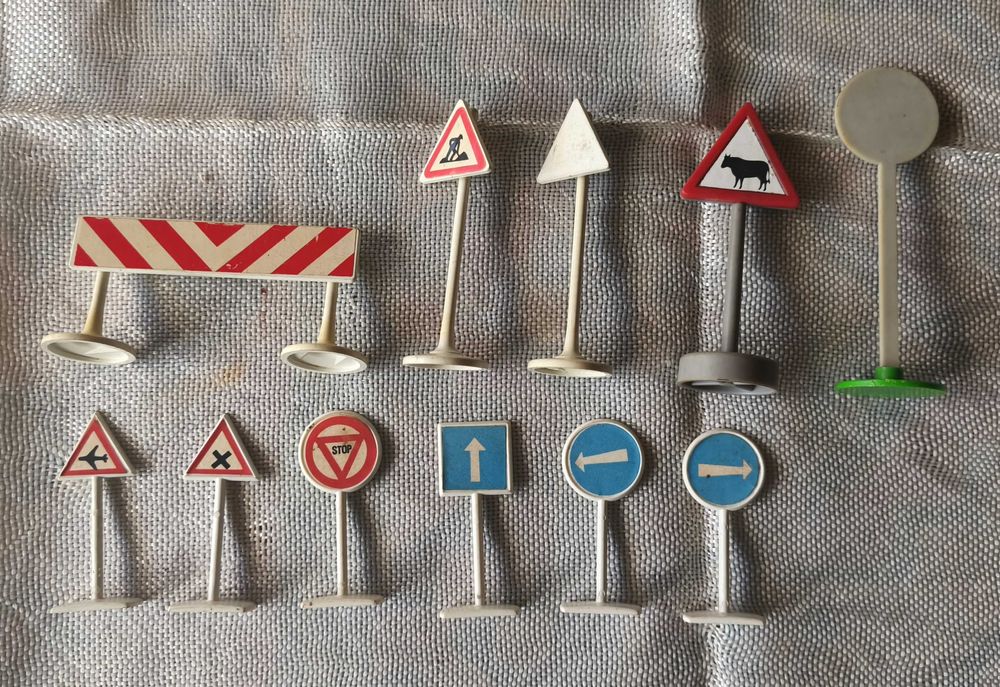 Lote de sinais de transito (algumas da Geobra 1974 antigo Playmobil)
