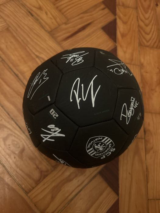 Bola assinada pelo o elenco do Sporting 24/25
