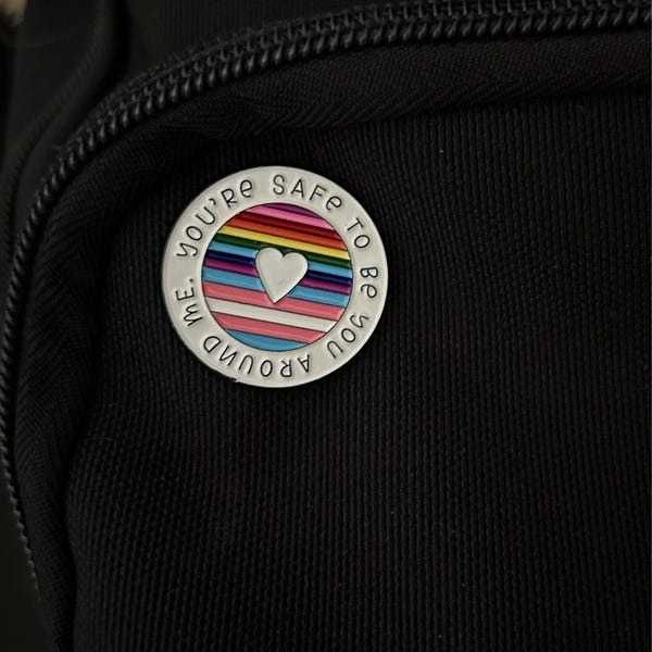 Pin, przypinka broszka - Jesteś bezpieczny, będąc sobą wokół mnie