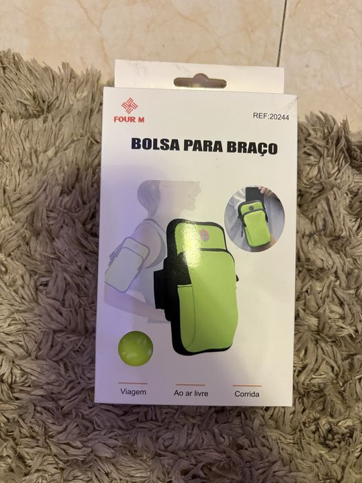 É uma braçadeira desportiva para telemóvel (bolsa de braço)