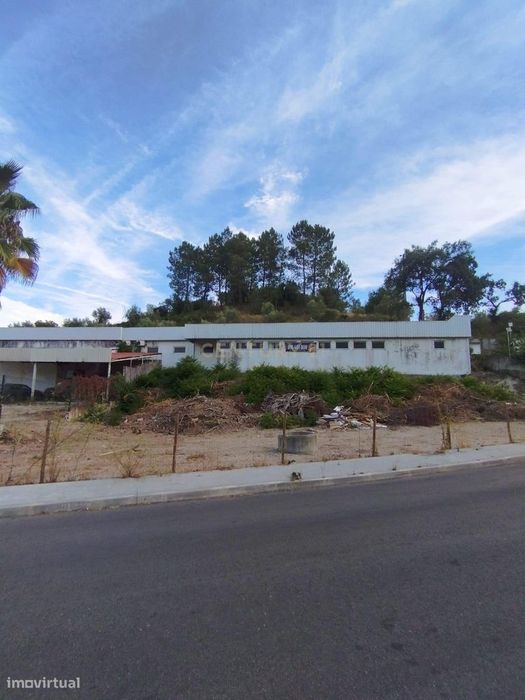 Armazém com 944 m² junto à estação de comboios de Tomar