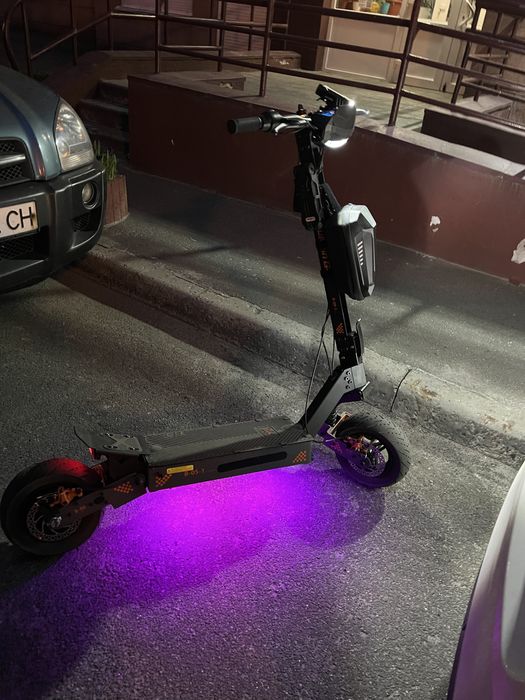 Самокат kukirin G4 на тюнінгу з ідеальним станом