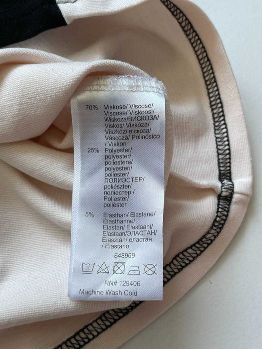 Bonprix Bodyflirt sukienka trapezowa z golfem czarna kremowa półgolfem