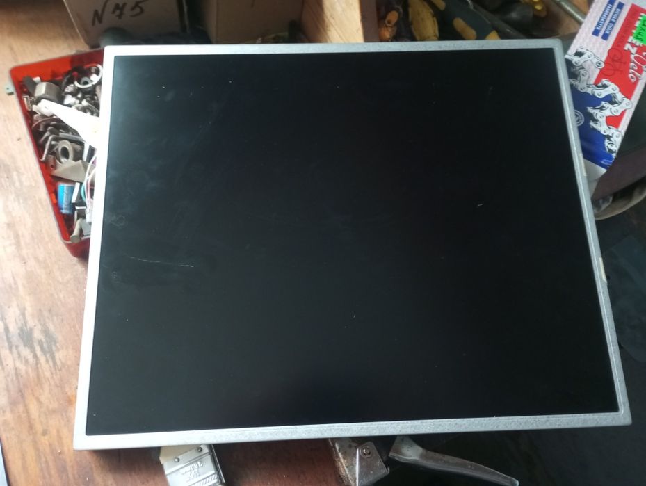 Продам два экрана