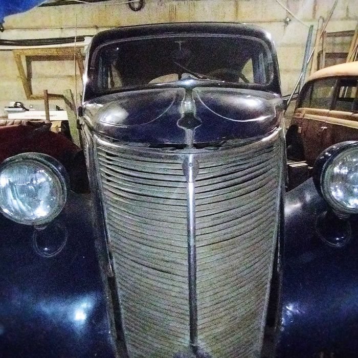 Ретро автомобііль Ford V8 DELUXE