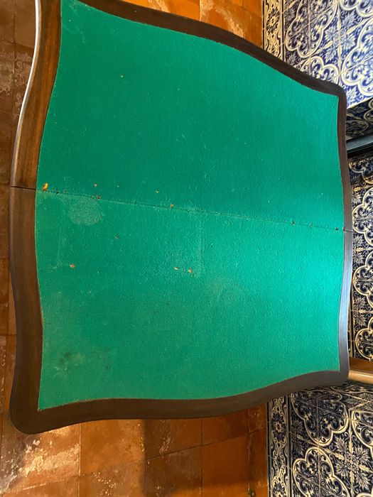 Mesa de jogo de madeira com pano