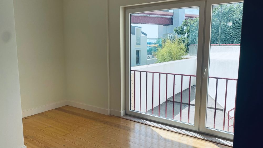 T2 renovado e equipado 77m2+ Terraço privativo 34 m² | 2 wcs | Vista Parcial Rio | exposição solar em duas frentes | Alcântara.