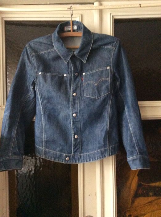 Джинсовую куртку levis