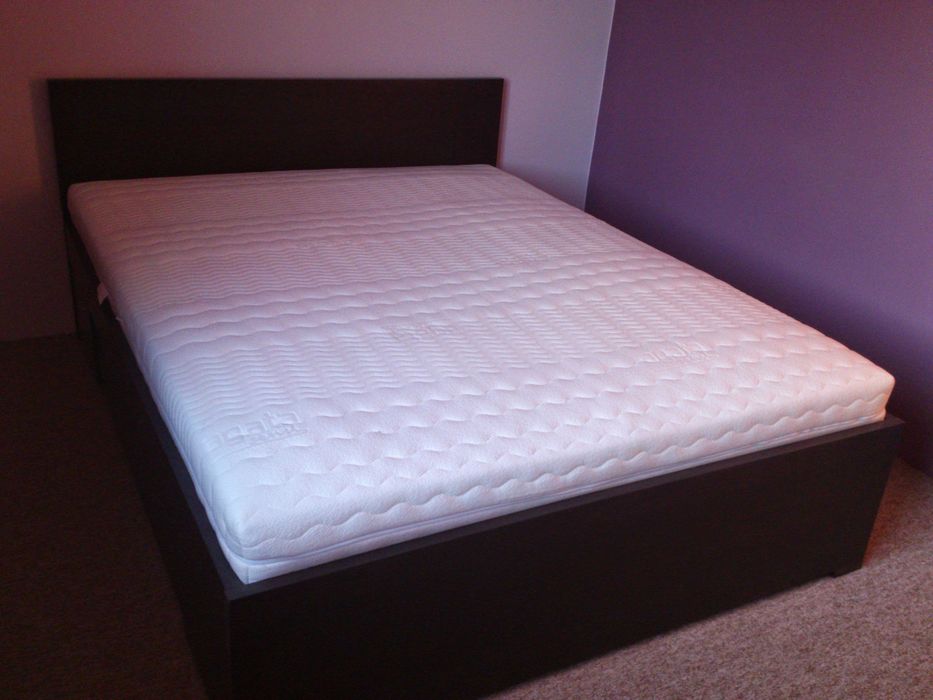 Łóżko z materacem stelażem i szufladami Agata szafki nocnee