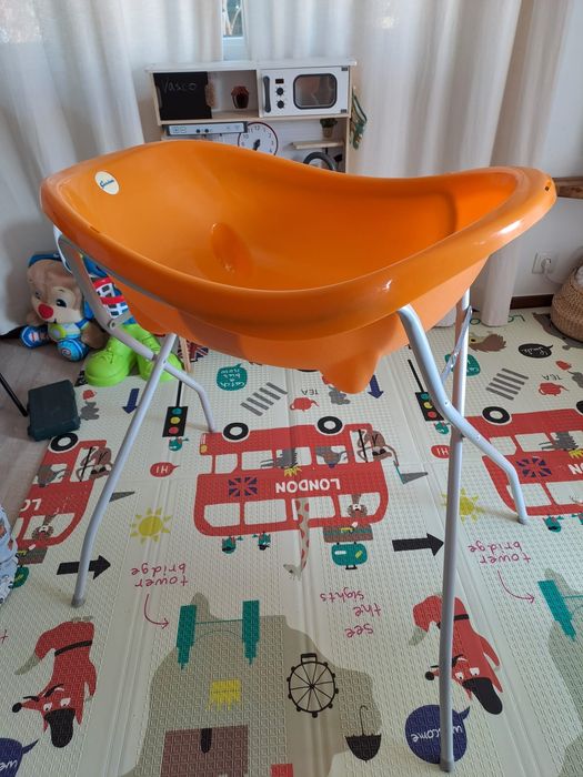 Banheira com pés bebé