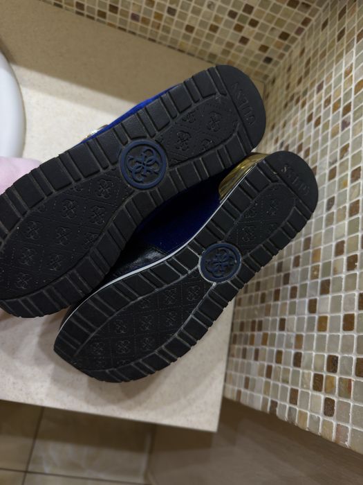 Жіночі кросівки Guess