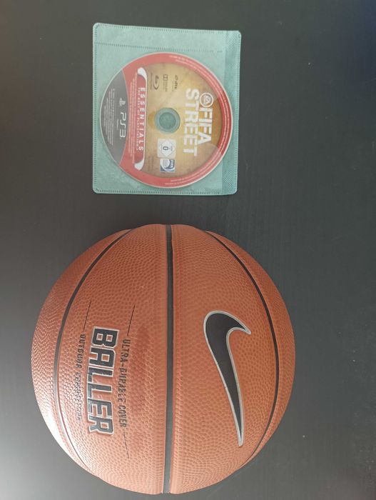 Bola de Basquetebol Nike Pequena e Jogo Fifa Street para PS3