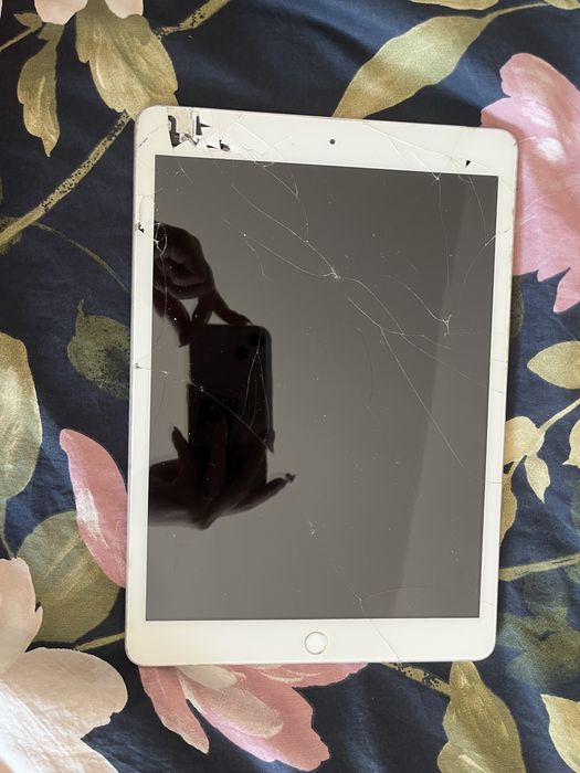 Apple iPad 8 generacja, stluczona szybka