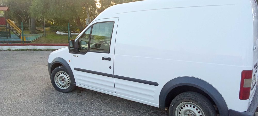 Carrinha fibrada com motor de frio