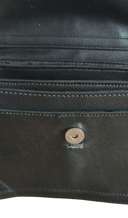 Markowa skórzana czarna torebka Guess na ramię kuferek