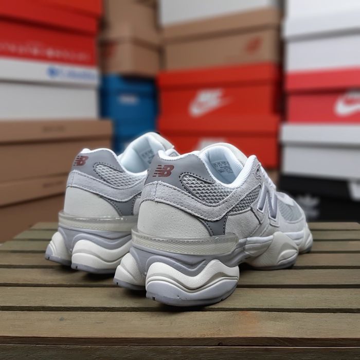 Жіночі кросівки New Balance 9060 світло сірі коричневий язик