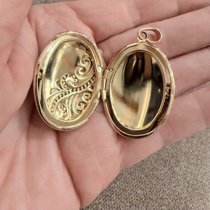 Pozłacane Eleganckie Puzderko na zdjecie itp.