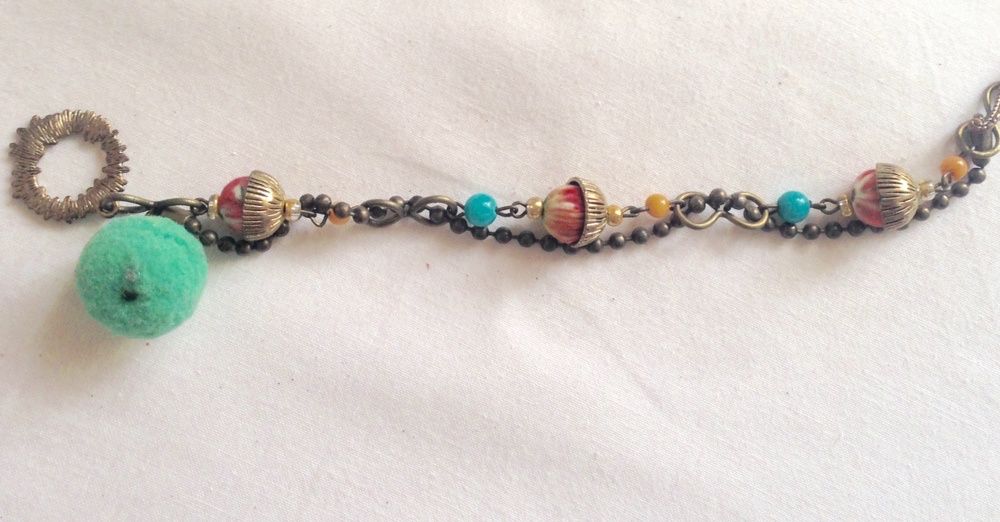 Pulseira muito original com pendentes