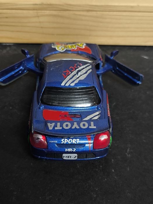 Carrinho Toyota MR2 Azul
Miniatura de um carro desportivo Toyota MR2.