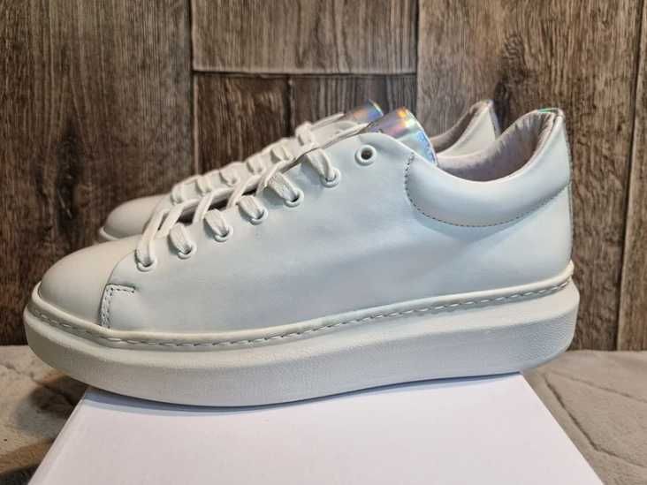 Białe skórzane buty sneakersy Pavement Dee Holographic 40