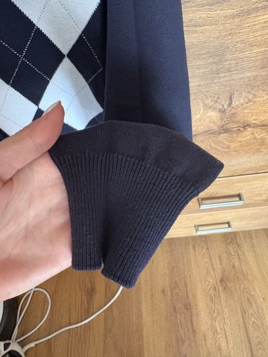 Sweterek w romby geometryczne wzory rozmiar s marka joy granatowy bial