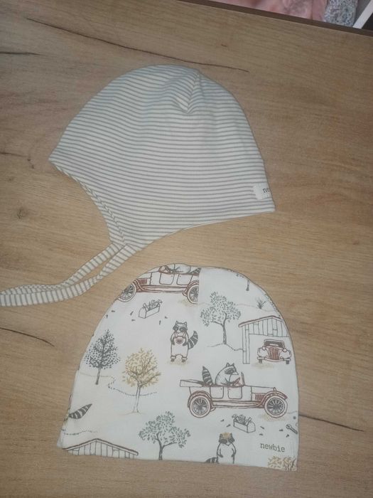 Dwie czapki Newbie 44/46 piękny wzór Chłopiec