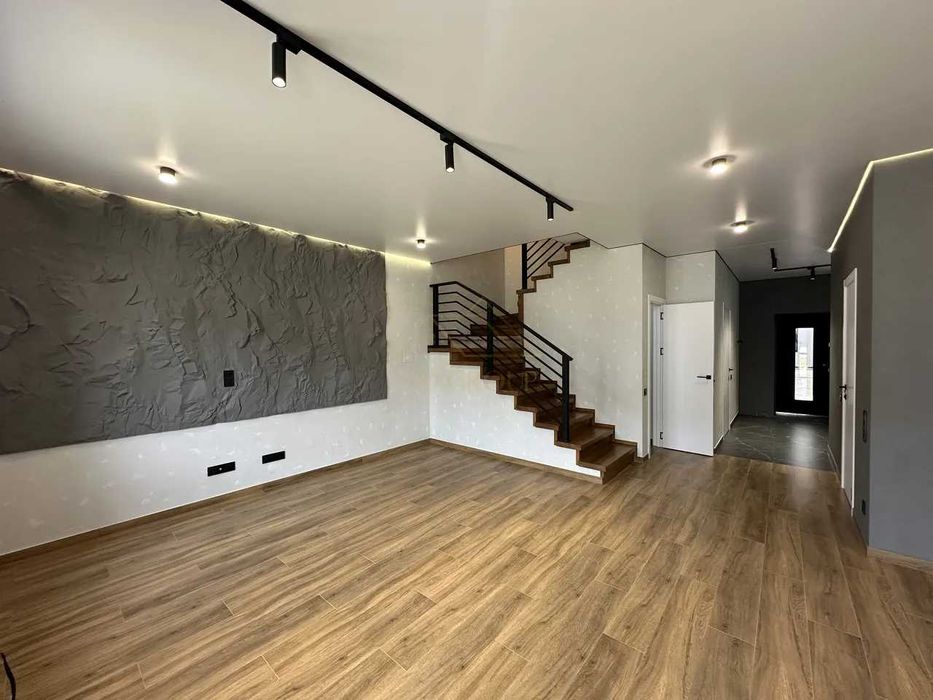 Продаж таунхауса з РЕМОНТОМ в гарній локації біля ЖК Калинова Слобода