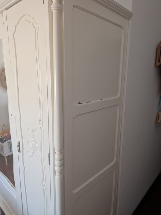 Roupeiro antigo lacado de branco. 3 portas e 3 gavetas.