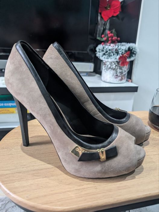 Buty szpilki GUESS rozmiar 39 kolor OKHAK