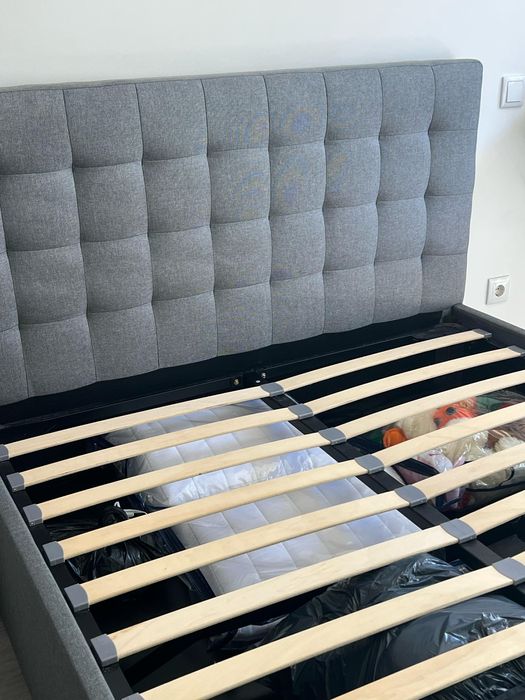 Cama com cabeceira e estrado elevatório