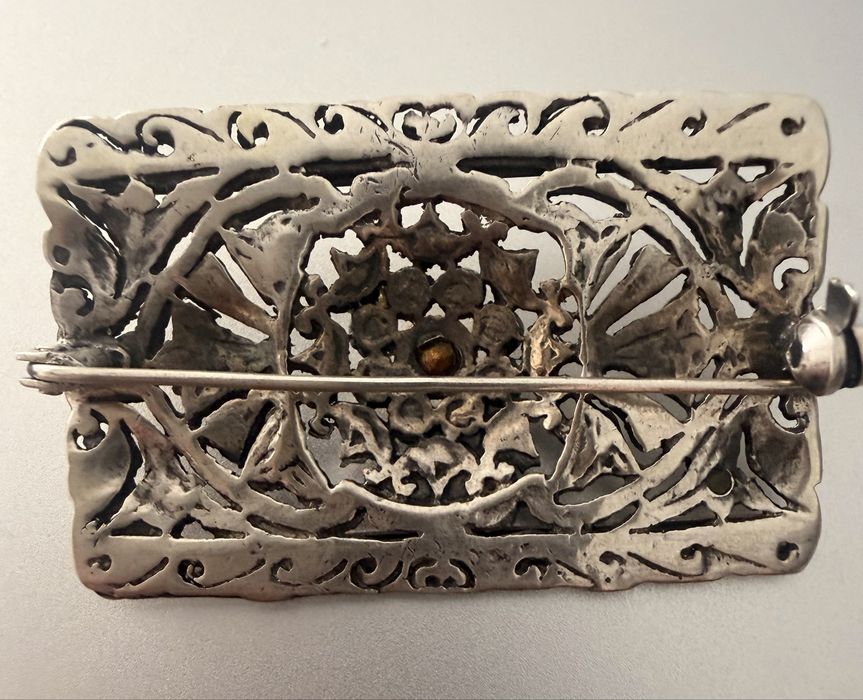 Pregadeira em prata com partes banhadas em ouro