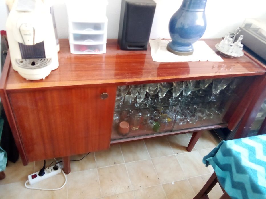 Moveis de casa de jantar envernizado com cadeiras, mesa extensível.