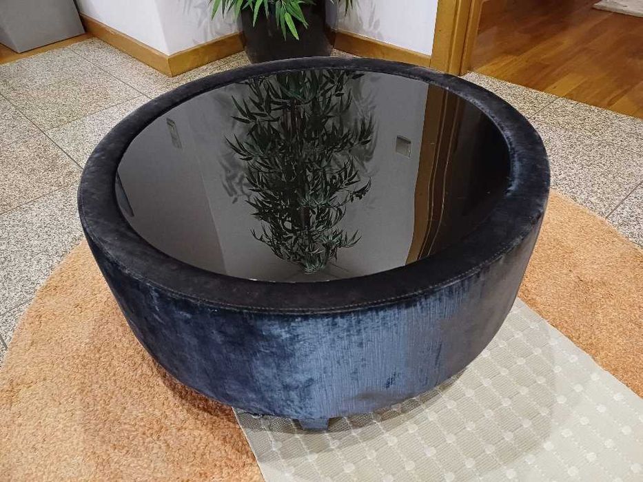 Mesa redonda com tampo de vidro em ótimo estado.