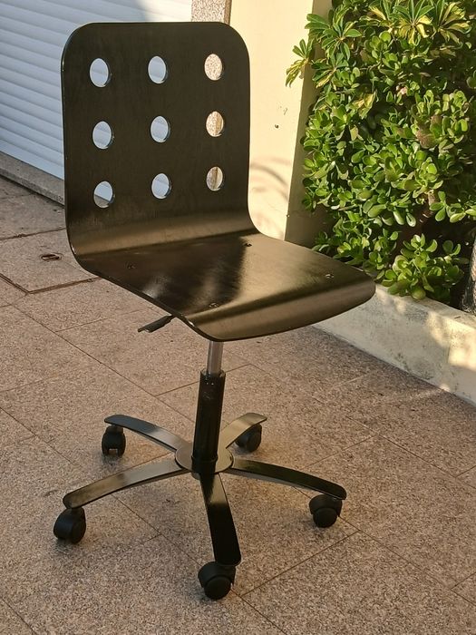Vendo CADEIRA GIRATÓRIA que sobe e desce a funcionar muito bem como nova. Possibilidade de entrega