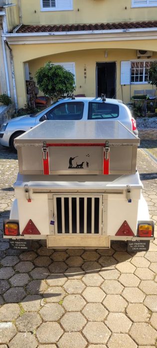 Reboque de caça com cofre