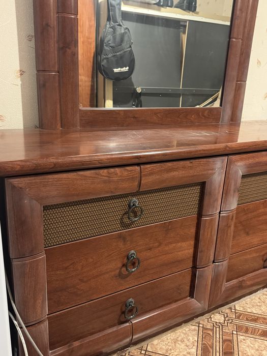 Комод с зеркалом