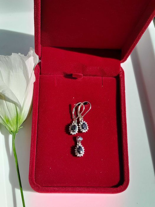 Srebrny komplet z Mystic Topaz. Kolczyki i zawieszka.