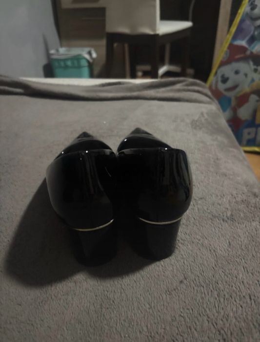 Szpilki na niskim klocku