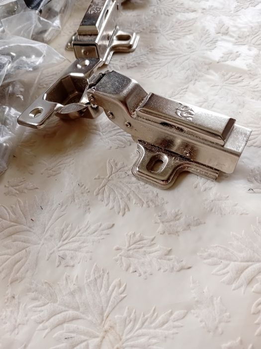 Мебельная полунакладная петля ДС с доводчики газовым