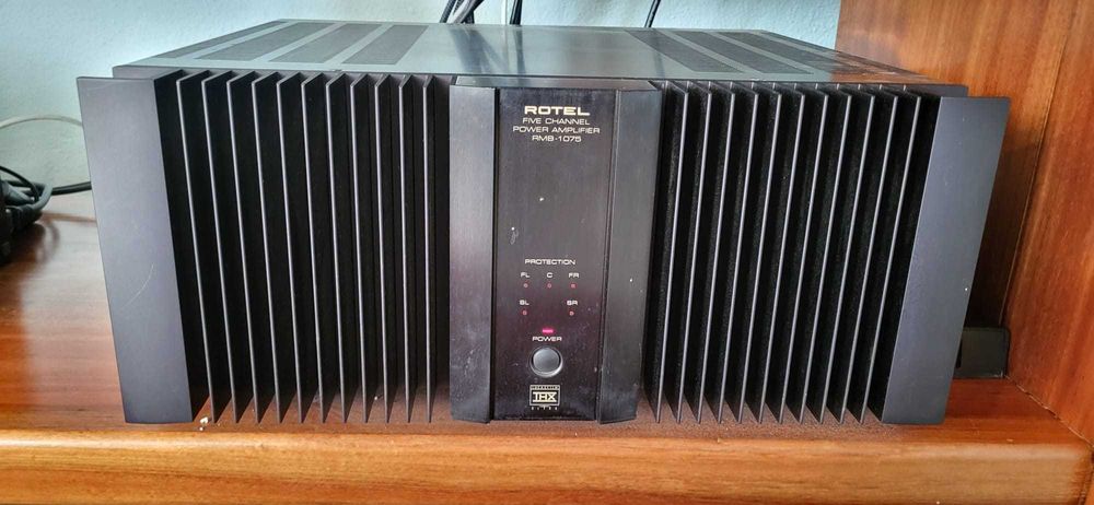 Amplificador de alta potência com 5 canais ROTEL RMB 1075 THX